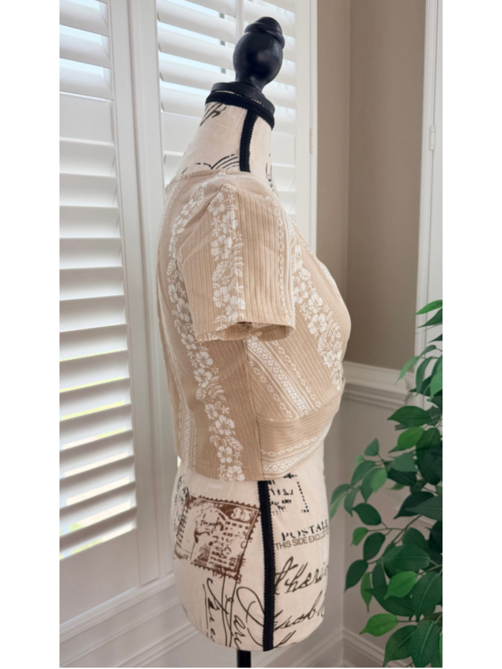 Ocean Drive High Tide Hibiscus Rib Knit Twist Front Tee in Sand Dune Size M NWT - Picture 3 of 9